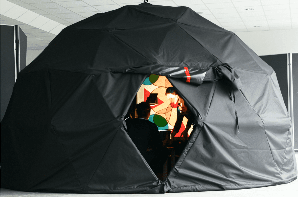 Ciemnia fotograficzna z projektorem w środku